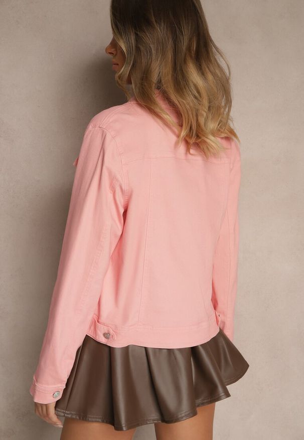 Renee - Różowa Jeansowa Kurtka z Bawełny z Guzikami i Kieszeniami Ainztia. Okazja: na co dzień. Kolor: różowy. Materiał: bawełna, jeans. Długość rękawa: długi rękaw. Długość: długie. Wzór: kwiaty. Styl: casual, klasyczny