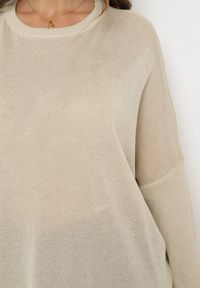 Born2be - Jasnobeżowy Sweter Oversize z Metaliczną Nitką Herfela. Kolor: beżowy. Sezon: zima #4