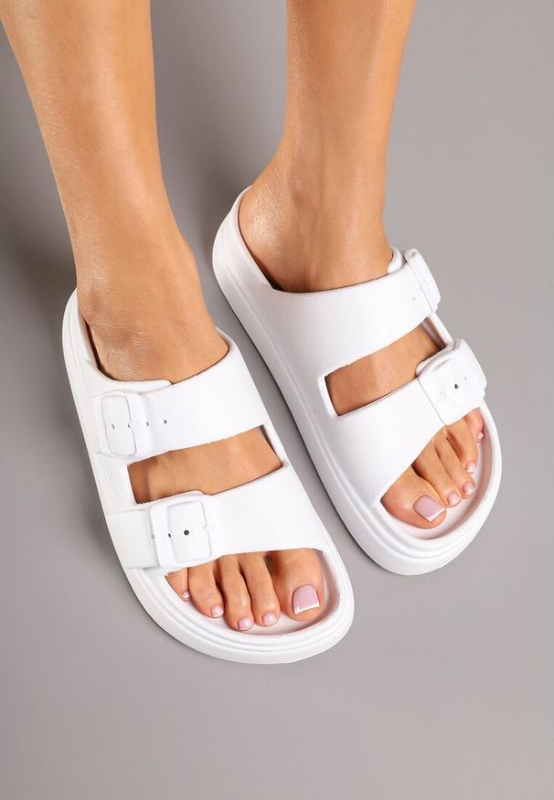 Born2be - Białe Klapki z Ozdobnymi Klamrami Rettiana. Okazja: na co dzień. Kolor: biały. Obcas: na obcasie. Styl: elegancki, casual. Wysokość obcasa: niski