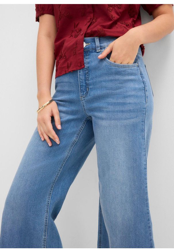 bonprix - Jeansy 7/8, wide fit. Kolor: niebieski