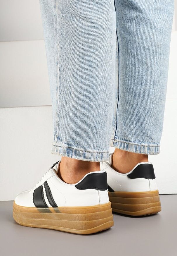 Renee - Białe Sneakersy Kultowe Tenisówki z Ozdobnymi Paskami Vandell. Okazja: na co dzień. Zapięcie: pasek. Kolor: biały. Materiał: jeans. Szerokość cholewki: normalna. Wzór: paski
