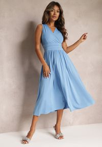 Renee - Jasnoniebieska Sukienka z Kopertowym Dekoltem i Plisowanym Dołem Anamarie. Kolor: niebieski. Długość rękawa: bez rękawów. Typ sukienki: kopertowe. Długość: midi #1