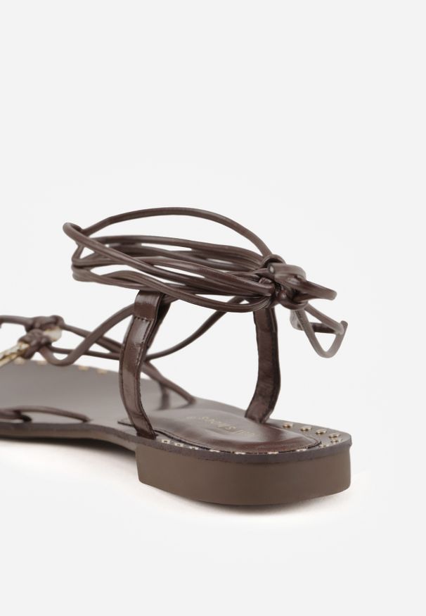 Renee - Ciemnobrązowe Sandały Japonki w Stylu Rzymianek z Metaliczną Aplikacją Nemorlyn. Okazja: na co dzień. Zapięcie: pasek. Kolor: brązowy. Materiał: len. Wzór: aplikacja. Sezon: lato. Obcas: na płaskiej podeszwie. Styl: boho, wakacyjny, casual