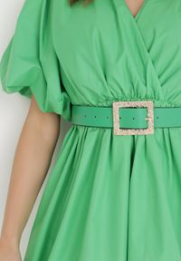 Born2be - Zielona Sukienka z Paskiem Moniphae. Typ kołnierza: dekolt kopertowy. Kolor: zielony. Wzór: gładki, jednolity. Sezon: lato. Typ sukienki: kopertowe, rozkloszowane. Długość: mini #3