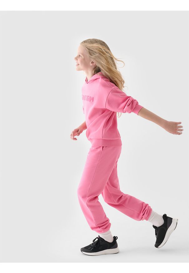 4f - 4F Bluza dresowa nierozpinana z kapturem dziewczęca - różowa 164 (13-14 lat). Okazja: na co dzień. Typ kołnierza: kaptur. Kolor: różowy. Materiał: dresówka. Wzór: ze splotem, napisy, gładki. Sezon: lato. Styl: casual, sportowy, klasyczny