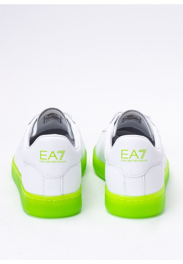 Sneakersy męskie białe EA7 Emporio Armani X8X001 XK254 Q674. Okazja: do pracy, na spacer, na co dzień. Kolor: biały. Sport: turystyka piesza