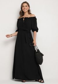 Born2be - Czarna Trapezowa Muślinowa Sukienka z Bawełny z Paskiem i Gumką w Talii Vimarinn. Okazja: na co dzień. Typ kołnierza: dekolt hiszpanka. Kolor: czarny. Materiał: bawełna. Typ sukienki: trapezowe. Styl: casual #5