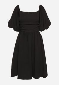 Born2be - Czarna Sukienka o Rozkloszowanym Kroju z Bufiastymi Rękawami Maradora. Okazja: na co dzień. Typ kołnierza: dekolt kwadratowy. Kolor: czarny. Styl: casual #5