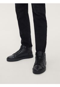 Kazar - Skórzane sneakersy męskie w modnym wydaniu. Okazja: na co dzień. Kolor: czarny. Materiał: skóra. Szerokość cholewki: normalna. Wzór: gładki, aplikacja #2