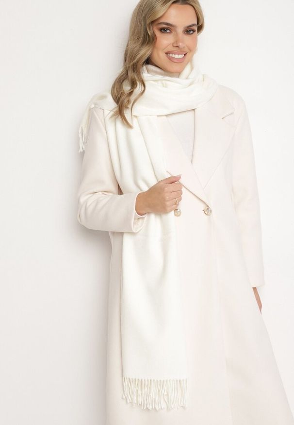 Born2be - Biały Szalik z Bawełną i Wiskozą Ozdobiony Frędzlami Siadortia. Okazja: na co dzień, na spotkanie biznesowe. Kolor: biały. Materiał: bawełna, wiskoza. Wzór: aplikacja. Styl: klasyczny, casual, elegancki, biznesowy