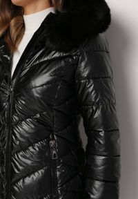 Born2be - Czarna Metaliczna Kurtka Pikowana z Kapturem Eclaris. Okazja: na co dzień. Typ kołnierza: kaptur. Kolor: czarny. Materiał: futro, jeans. Długość rękawa: długi rękaw. Długość: długie. Wzór: aplikacja. Styl: casual, elegancki #3