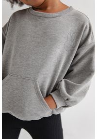 Marsala - MINI bluza oversize z kieszonką MEDIUM GREY MELANGE - BONNY-128-134 (8-9). Kolor: szary. Materiał: bawełna, dresówka, poliester, dzianina. Wzór: melanż, haft, gładki. Styl: klasyczny