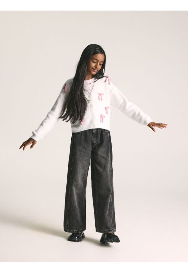 Reserved - Jeansy super wide leg - czarny. Kolor: czarny