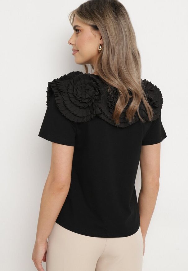 Born2be - Czarny Bawełniany T-shirt z Materiałową Aplikacją 3D Jolilena. Okazja: na co dzień, na spotkanie biznesowe, na spacer. Kolor: czarny. Materiał: bawełna, materiał. Wzór: aplikacja. Styl: biznesowy, klasyczny, casual, elegancki