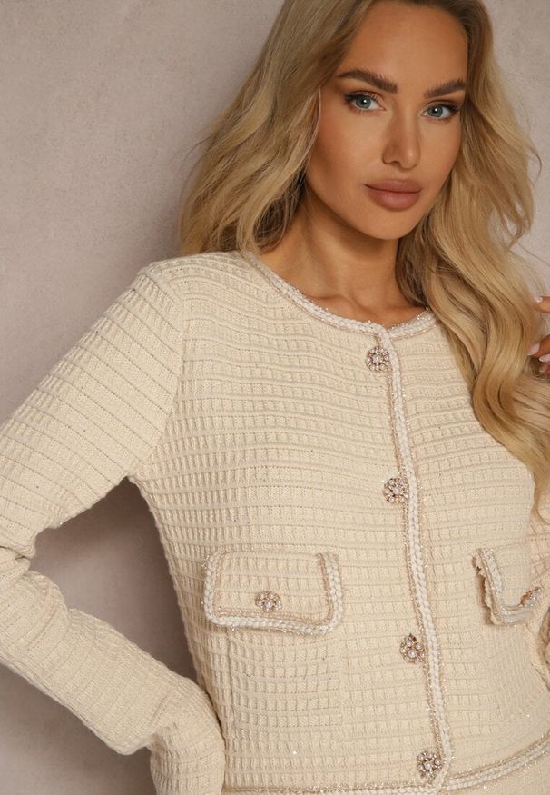 Renee - Beżowy Komplet Dzianinowy z Cekinami Spódnica z Gumką w Talii i Kardigan z Ozdobnymi Guzikami Saisha. Kolor: beżowy. Materiał: dzianina