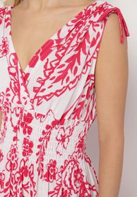 Born2be - Różowa Sukienka z Roślinnym Wzorem i Kopertowym Dekoltem z Gumką w Talii Orrune. Okazja: do pracy, na co dzień, na spotkanie biznesowe. Typ kołnierza: dekolt kopertowy. Kolor: różowy. Materiał: jeans. Sezon: lato. Typ sukienki: kopertowe. Styl: casual, klasyczny, biznesowy #3