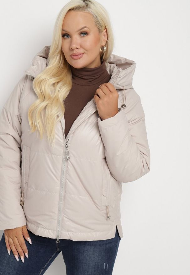 Born2be - Beżowa Pikowana Kurtka o Pudełkowym Kroju z Szerokim Kołnierzem Evindas. Okazja: na spotkanie biznesowe, do pracy. Kolor: beżowy. Materiał: jeans, materiał. Styl: elegancki, biznesowy, klasyczny