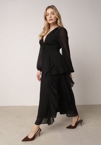 Born2be - Czarna Romantyczna Sukienka Koktajlowa z Falbanami i Marszczeniem w Pasie Aranilla. Typ kołnierza: kołnierz z falbankami. Kolor: czarny. Materiał: tkanina, materiał. Wzór: gładki, aplikacja. Typ sukienki: rozkloszowane. Styl: wizytowy #2
