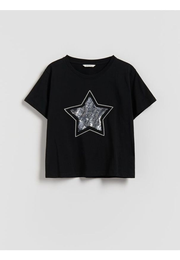 Reserved - T-shirt z cekinową aplikacją - czarny. Kolor: czarny. Materiał: bawełna. Długość: krótkie. Wzór: aplikacja