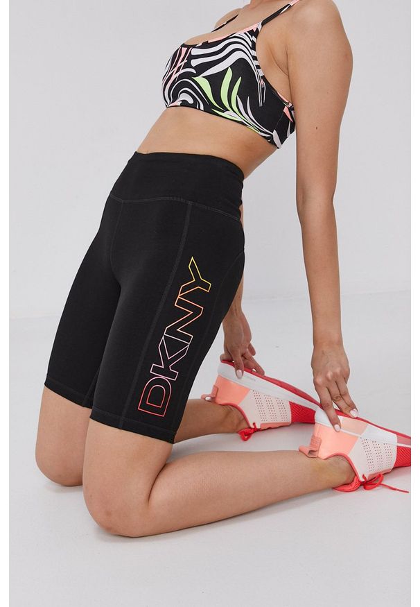 DKNY - Dkny - Szorty. Stan: podwyższony. Kolor: czarny. Materiał: dzianina. Wzór: nadruk