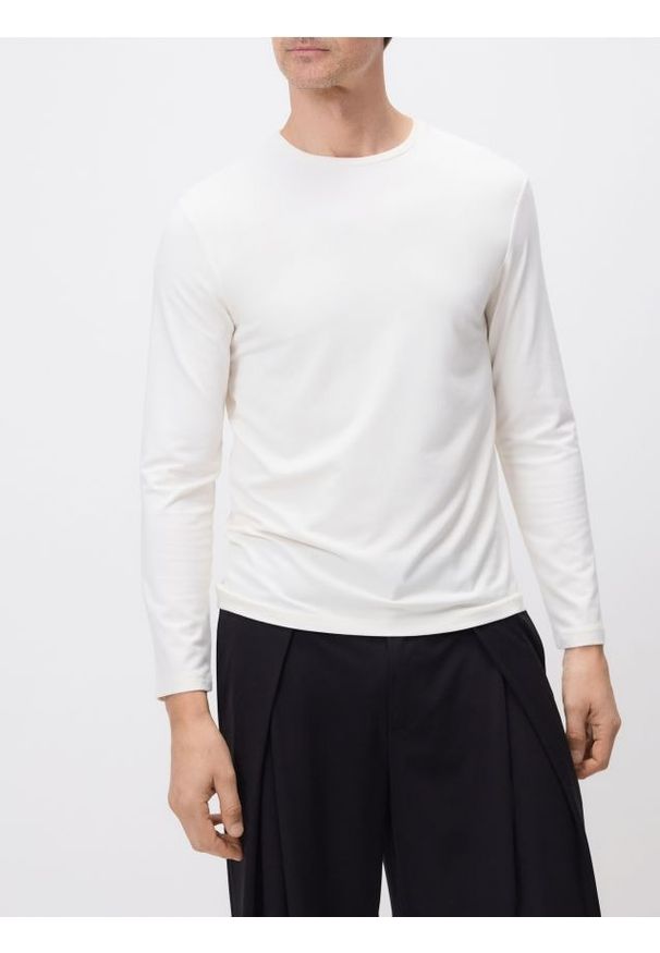 Reserved - Longsleeve regular z włóknem bambusowym - złamana biel. Materiał: włókno. Długość rękawa: długi rękaw
