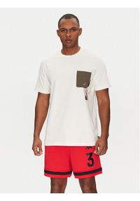 Adidas - adidas T-Shirt Lens Elevated Pocket Graphic JJ3928 Biały Loose Fit. Kolor: biały. Materiał: bawełna #1