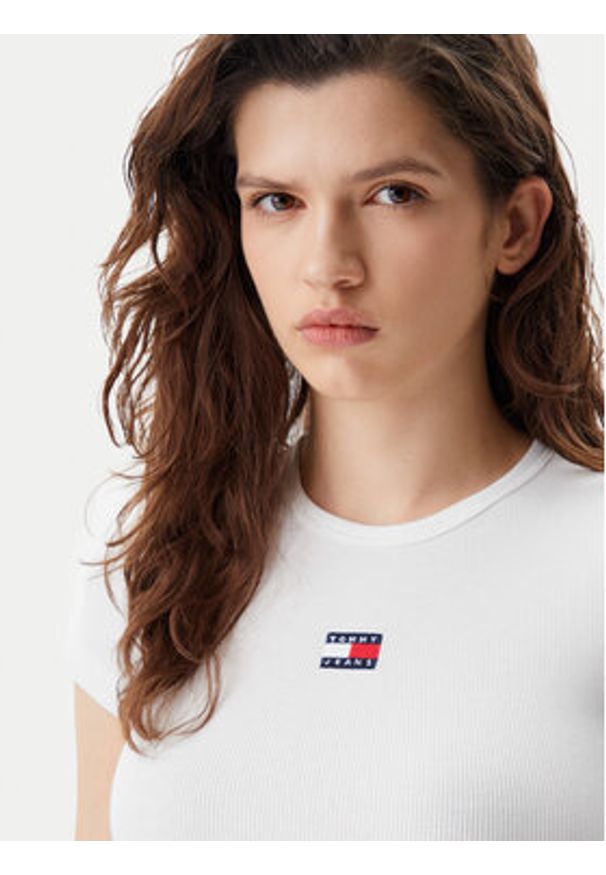 Tommy Jeans T-Shirt Badge DW0DW17881 Biały Slim Fit. Kolor: biały. Materiał: bawełna