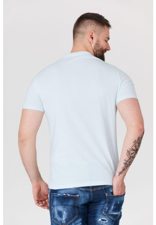 Guess - GUESS Błękitny t-shirt męski z aplikacją z logo. Kolor: niebieski. Wzór: aplikacja
