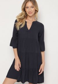 Born2be - Granatowa Rozkloszowana Sukienka z Wiskozy z Falbanami Izleia. Okazja: na co dzień. Kolor: niebieski. Materiał: wiskoza. Styl: elegancki, casual