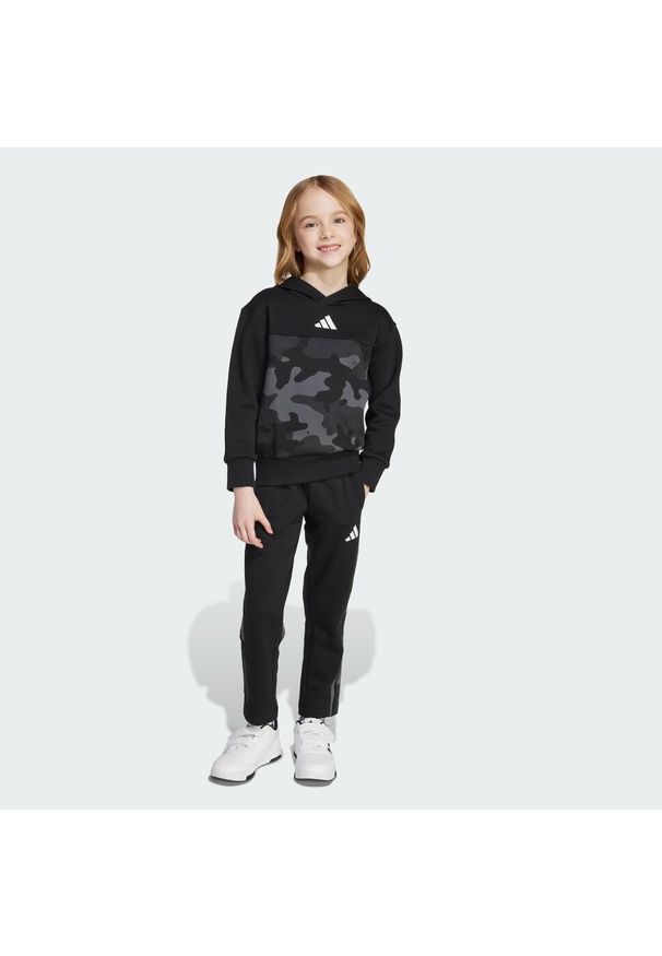 Adidas - Dres Seasonal Essentials Little Kids Camo Fleece Jogger Set. Okazja: na uczelnię. Kolor: czarny, biały, wielokolorowy. Materiał: dresówka. Styl: sportowy