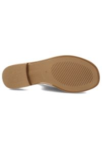 Sandały damskie S.Barski, cholewka ze skóry ekologicznej na płaskiej podeszwie z elegancką broszką, szare, KV61-6040. Kolor: szary. Materiał: skóra ekologiczna. Wzór: aplikacja. Sezon: lato. Obcas: na płaskiej podeszwie. Styl: elegancki #4