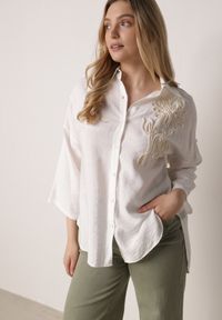 Born2be - Biała Wiszkowa Koszula Nietoperzowa z Regulowanymi Rękawami i Haftem Maryrenna. Okazja: na co dzień. Typ kołnierza: kołnierzyk klasyczny. Kolekcja: plus size. Kolor: biały. Materiał: tkanina, materiał. Wzór: haft. Sezon: lato. Styl: casual, klasyczny #5