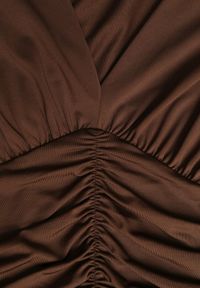 Renee - Brązowa Taliowana Sukienka Longsleeve z Wiskozą z Marszczeniem i Dekoltem V Elirie. Okazja: na randkę, na imprezę. Kolor: brązowy. Materiał: wiskoza. Długość rękawa: długi rękaw. Typ sukienki: oversize #4