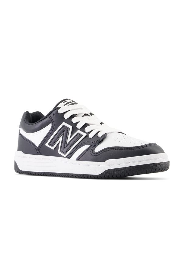 Buty dziecięce New Balance GSB480BW – czarne. Okazja: na co dzień, na uczelnię. Kolor: czarny. Materiał: skóra, syntetyk, materiał. Szerokość cholewki: normalna. Sport: turystyka piesza