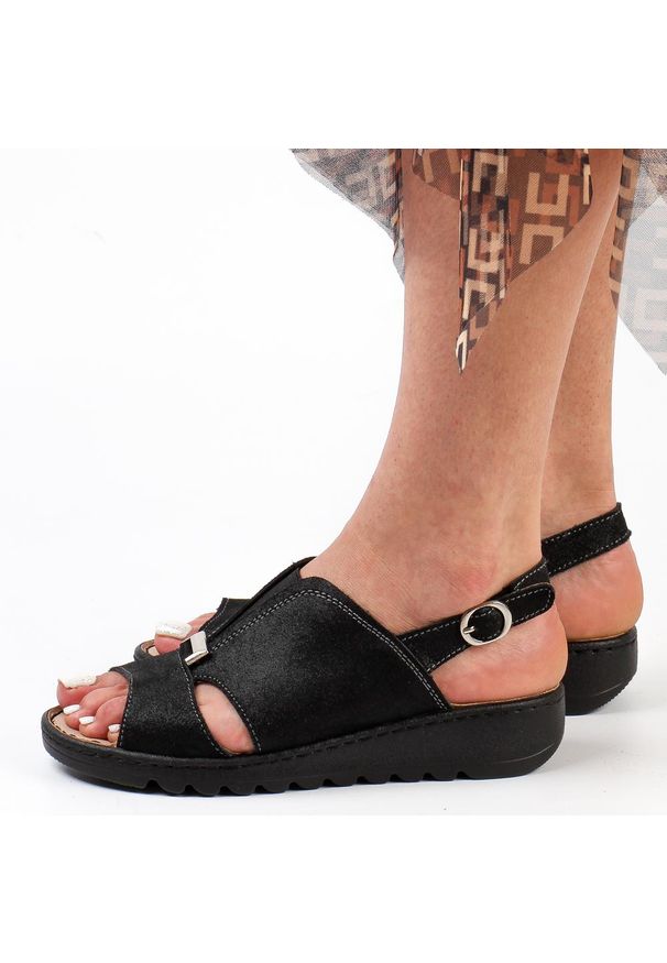 Czarne skórzane sandały damskie na koturnie Jezzi 4896. Kolor: czarny. Materiał: skóra. Obcas: na koturnie. Wysokość obcasa: średni