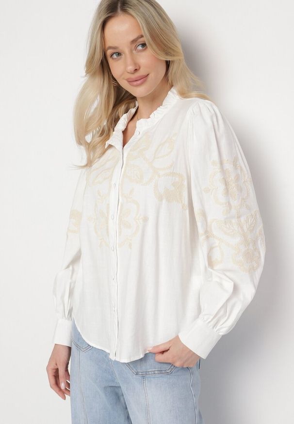 Born2be - Biała Koszula z Wiskozą Bawełną Lnem i Haftem Sarvesin. Okazja: na spacer, do pracy. Typ kołnierza: kołnierzyk klasyczny. Kolor: biały. Materiał: wiskoza, bawełna, len. Wzór: haft. Styl: elegancki, klasyczny