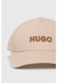 Hugo - HUGO czapka z daszkiem bawełniana kolor beżowy z aplikacją. Kolor: beżowy. Materiał: bawełna. Wzór: aplikacja #3
