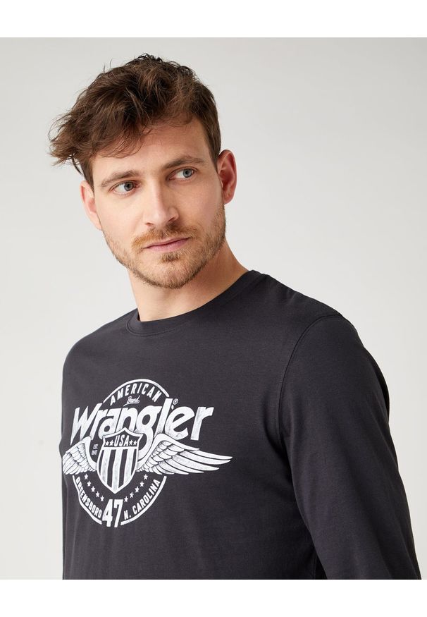 Wrangler - WRANGLER LS AMERICANA TEE MĘSKA KOSZULKA Z DŁUGIM RĘKAWEM FADED BLACK W7J5D3XV6 112141550. Długość rękawa: długi rękaw. Długość: długie