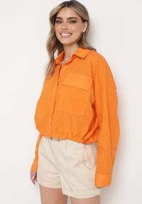 Born2be - Pomarańczowa Bawełniana Koszula z Dłuższym Tyłem z Ozdobną Kieszonką i Gumką Ralena. Okazja: na co dzień. Kolor: pomarańczowy. Materiał: bawełna. Długość: długie. Wzór: aplikacja. Styl: casual #2