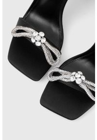 Steve Madden sandały Unleash kolor czarny SM11002333. Zapięcie: klamry. Kolor: czarny. Materiał: guma. Obcas: na obcasie. Wysokość obcasa: średni #4