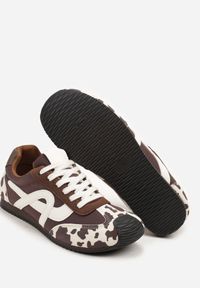 Born2be - Brązowo-Białe Sneakersy Ozdobione Geometrycznym Motywem Ardetia. Okazja: na co dzień. Kolor: brązowy. Materiał: jeans. Wzór: aplikacja, geometria #3