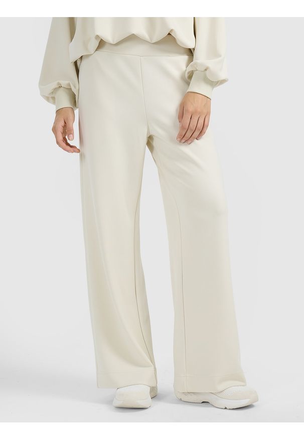 4f - 4F Spodnie dresowe z szerokimi nogawkami z modalem damskie - beżowe S. Stan: podwyższony. Kolor: beżowy. Materiał: dresówka. Wzór: gładki