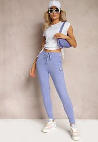 Renee - Niebieskie Spodnie Dresowe Ozdobione Małą Naszywką Nulorea. Kolor: niebieski. Materiał: dresówka. Długość: długie. Wzór: aplikacja #5