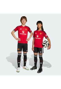 Adidas - Szorty Manchester United 25/26 Home Kids. Kolor: czarny. Sport: piłka nożna