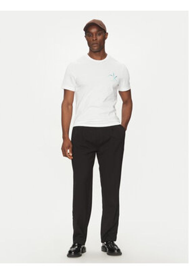 Calvin Klein T-Shirt Chest Logo K10K114146 Biały Regular Fit. Kolor: biały. Materiał: bawełna