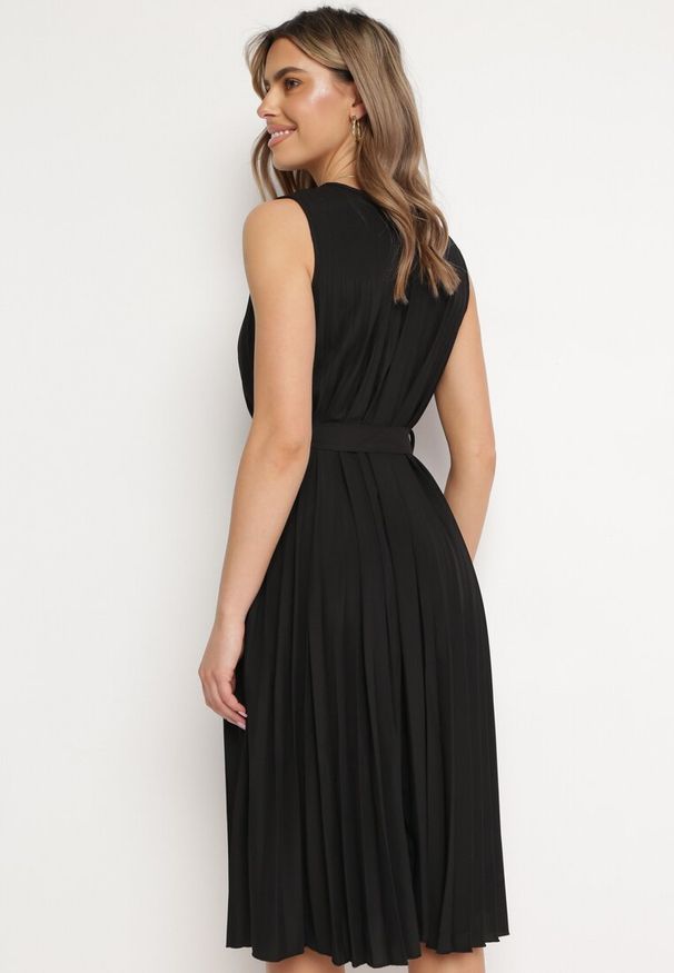 Born2be - Czarna Rozkloszowana Sukienka Midi Plisowana z Materiałowym Paskiem Varethia. Kolor: czarny. Materiał: materiał. Wzór: aplikacja. Długość: midi