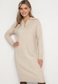 Born2be - Jasnobeżowa Sukienka z Bawełną i Wełną z Kołnierzykiem na Suwak Tereithra. Okazja: na spotkanie biznesowe, na co dzień. Kolor: beżowy. Materiał: wełna, bawełna. Typ sukienki: proste. Styl: elegancki, casual, biznesowy, wizytowy #7