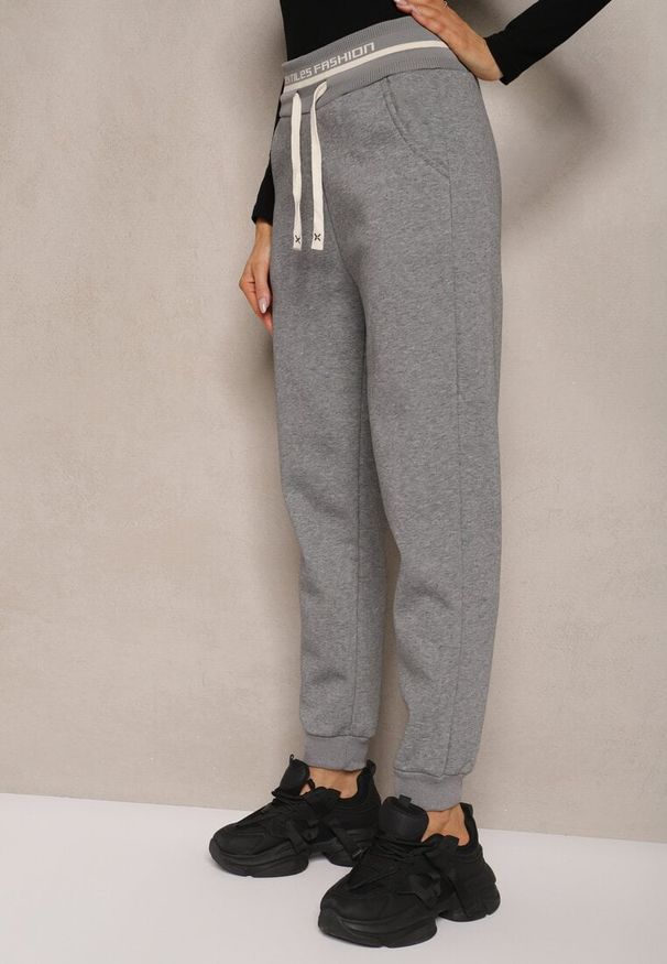 Renee - Szare Bawełniane Dresowe Spodnie Ocieplane High Waist Ozdobione Sznurkiem Niaris. Okazja: na spacer. Stan: podwyższony. Kolor: szary. Materiał: bawełna, dresówka. Wzór: aplikacja