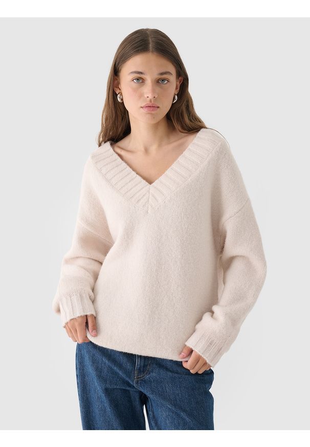 outhorn - Sweter z wełną i alpaką damski Outhorn - biały. Typ kołnierza: dekolt w serek. Kolekcja: plus size. Kolor: biały. Materiał: wełna. Sezon: zima