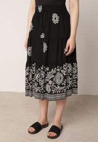 Born2be - Czarna Rozkloszowana Spódnica z Wiskozy w Kwiatowy Wzór Masterore. Okazja: na co dzień, do pracy. Kolor: czarny. Materiał: wiskoza. Wzór: kwiaty. Styl: casual #2